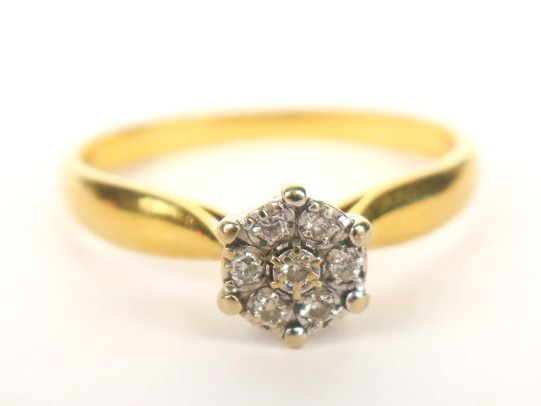 Bague en or jaune, sertie de petites roses. Poids tel : 3 g