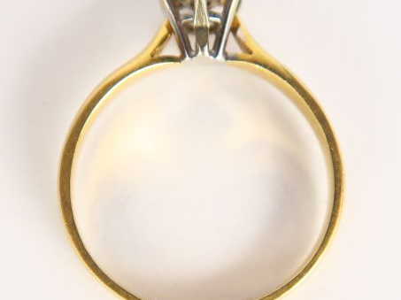 Bague en or jaune, sertie de petites roses. Poids tel : 3 g
