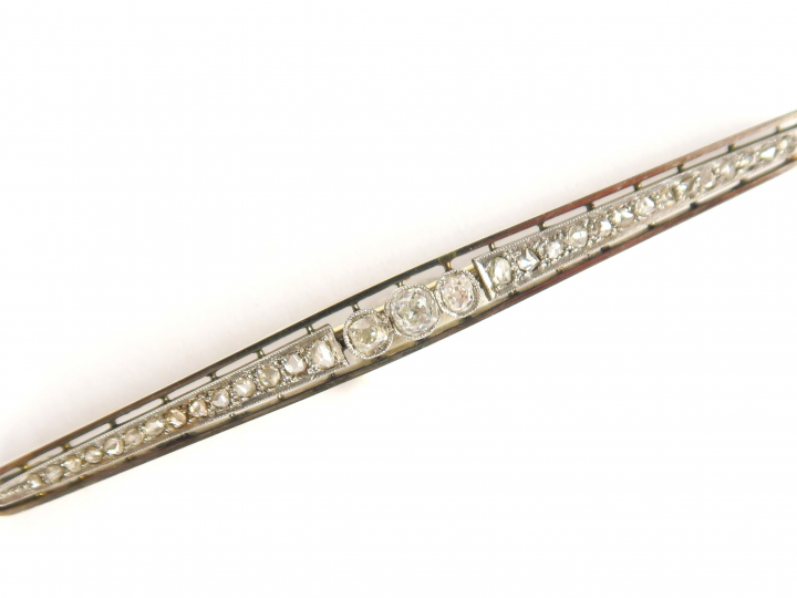 Broche barrette en or blanc, ornée de trois diamants taille ancienne e