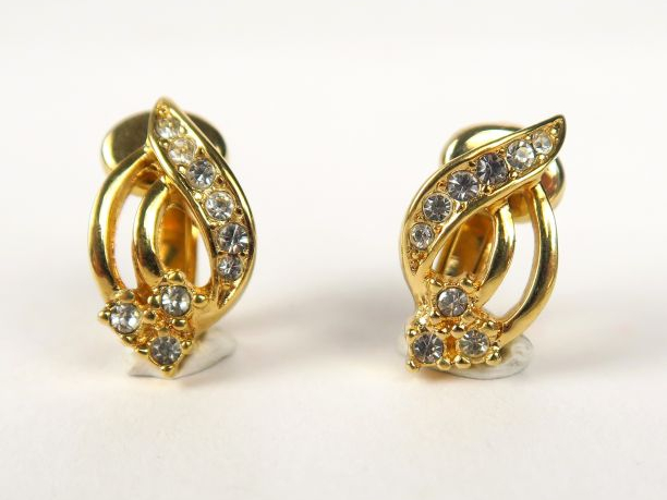 Christian DIOR. Paire de clips d'oreilles ornées de zircons.