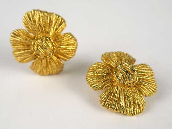 GIONNE. Paire de clips d'oreilles en métal doré en forme de fleurs