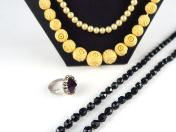 Trois colliers fantaisie, et une bague en argent sertie d'une pierre v