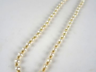 Vente aux enchères Collier alternant perles grains de riz et perles en or