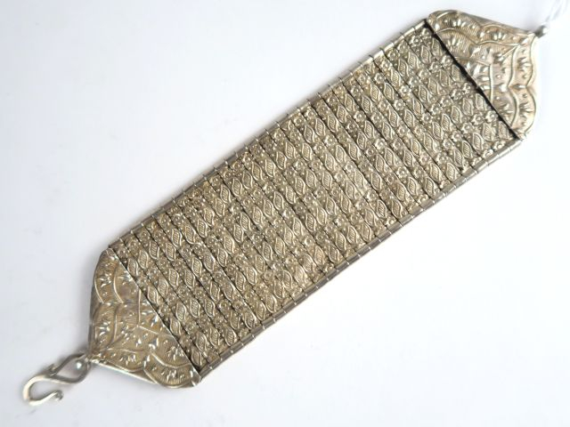 Bracelet manchette en argent à décor de fleurs et de feuilllage stylis