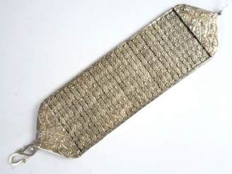Vente aux enchères Bracelet manchette en argent à décor de fleurs et de feuilllage stylis