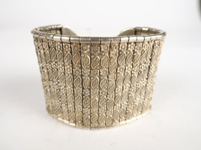 Bracelet manchette en argent à décor de fleurs et de feuilllage stylis
