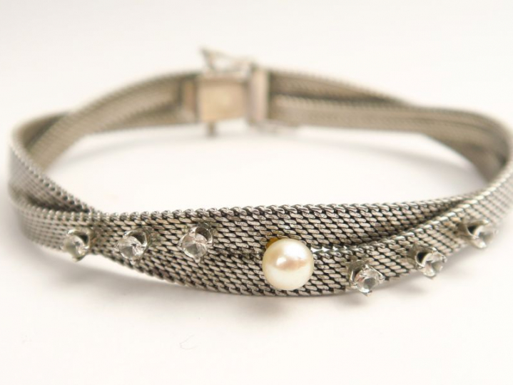 Bracelet en argent, maille plate tressée, ornée d'une perle et de 6 im