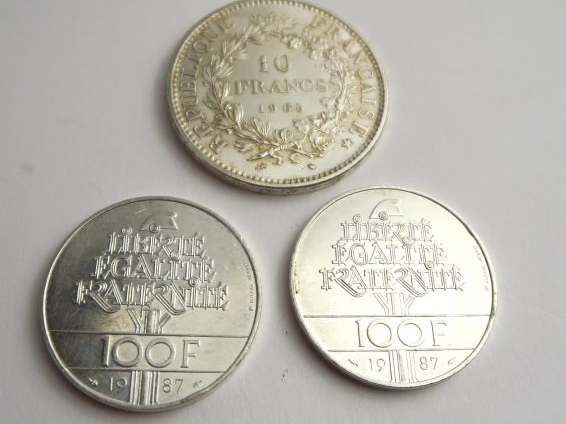 1 pièce de 10 francs et 2 pièces de 100 francs, l'ensemble en argent