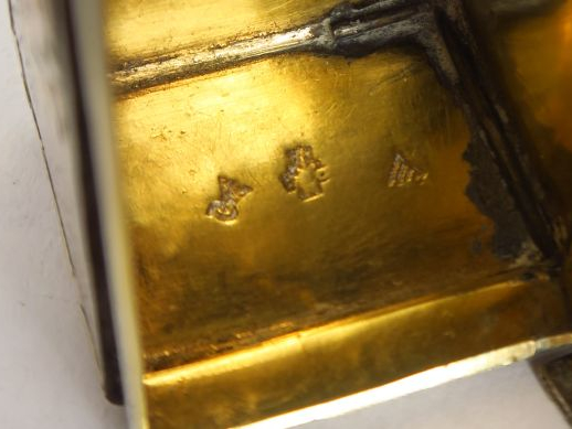 Boite en argent et vermeil XVIIIe , à décor d'attributs, de fleurs et 