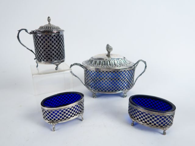 Garniture de table XVIIIe en argent et verrines bleues (certainement r