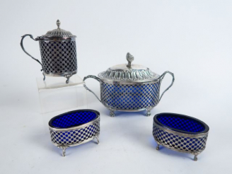 Vente aux enchères Garniture de table XVIIIe en argent et verrines bleues (certainement r
