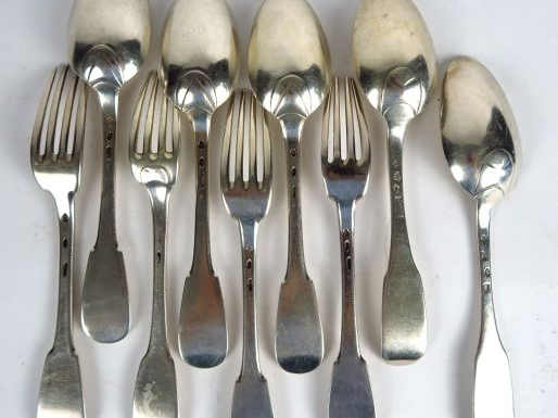 5 cuillères et 4 fourchettes en argent XVIIIe. Poinçons dépareillés. P