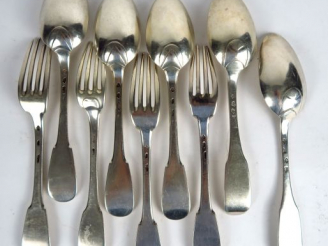 Vente aux enchères 5 cuillères et 4 fourchettes en argent XVIIIe. Poinçons dépareillés. P