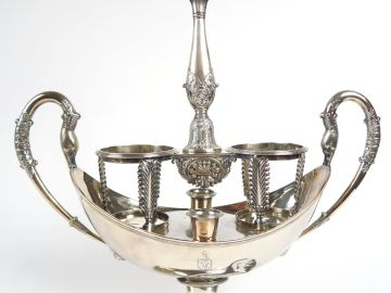 Important huilier de forme navette sur piedouche, en argent poinçon Vi