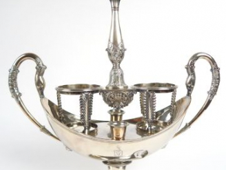 Vente aux enchères Important huilier de forme navette sur piedouche, en argent poinçon Vi