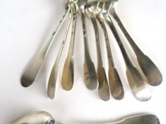 Vente aux enchères 9 petites cuillères en argent, poinçon Vieillard ou au coq. Poids : 15