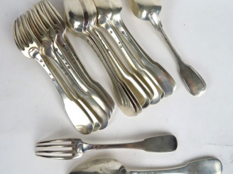 Vente aux enchères 10 cuillères et 7 fourchettes en argent, poinçon Vieillard, modèle uni