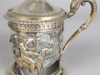 Vente aux enchères Moutardier XIXe en argent, poinçon Vieillard, à décor d'amours aux fla