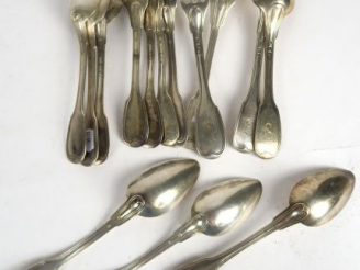 Vente aux enchères 8 cuillères et 6 fourchettes en argent, poinçon dépareillés, modèle au