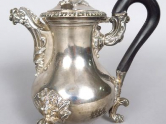 Vente aux enchères Verseuse tripode Napoléon III en argent, poinçon Minerve, prise en for