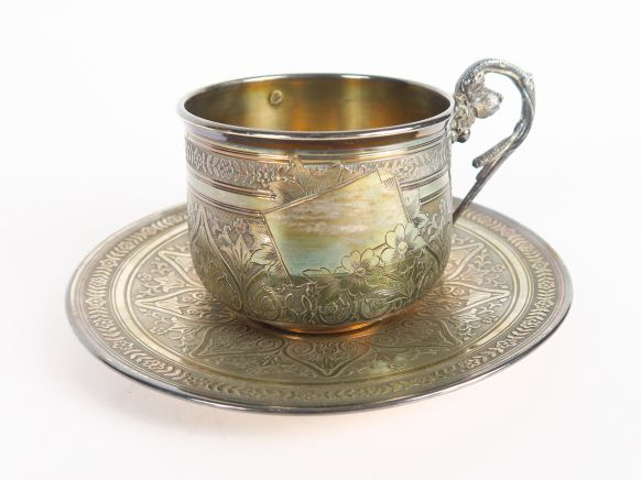 Tasse et sous tasse en argent, poinçon Minerve, à décor ciselé. Poids 