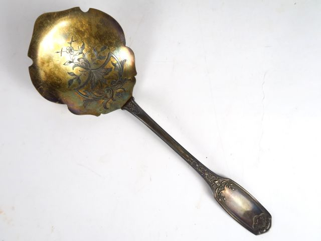 Cuillère à glace en argent et vermeil à décor de rinceaux feuillagés. 