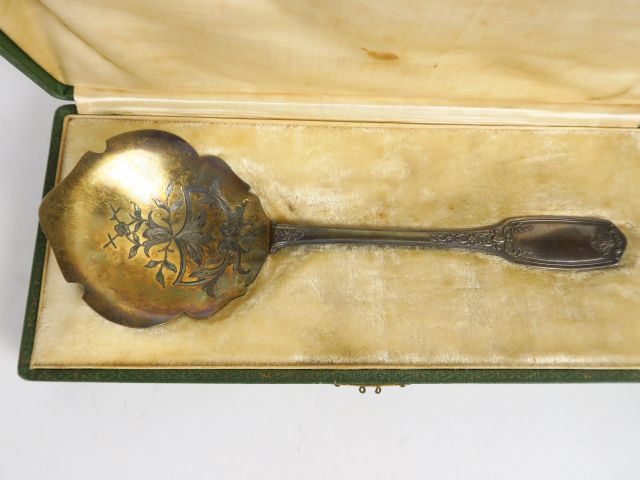 Cuillère à glace en argent et vermeil à décor de rinceaux feuillagés. 