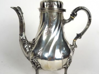 Vente aux enchères Théière de style Rocaille en argent, poinçon Minerve. Poids : 742 g