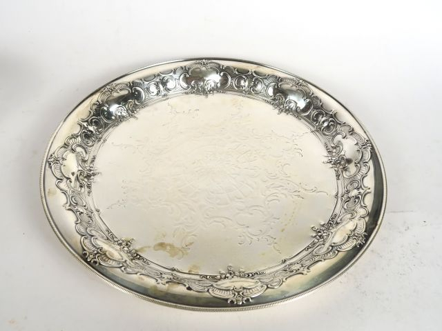 Plat à thé en argent étranger, à décor repoussé de coquille, et de fle