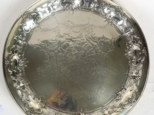 Plat à thé en argent étranger, à décor repoussé de coquille, et de fle