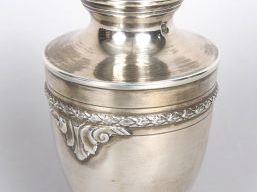 Saupoudroir de style Louis XVI en argent, poinçon Minerve. H. 13,5 cm.