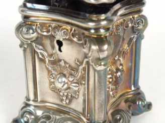 Vente aux enchères Tirelire en métal argenté à décor de guirlandes. (clé manquante). Poid