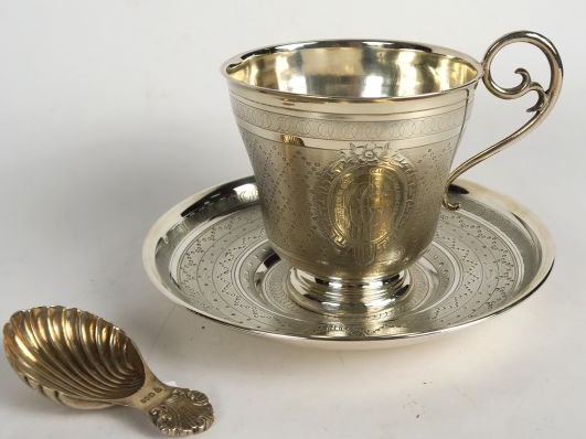 Tasse à thé et sa sous tasse en argent, poinçon Minerve, à décor guill