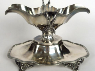 Vente aux enchères Saucière en argent, poinçon Minerve, à décor de rangs de perles, anses