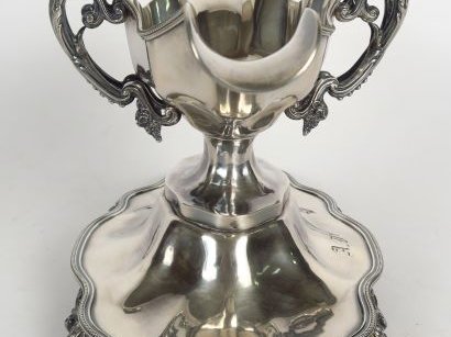 Saucière en argent, poinçon Minerve, à décor de rangs de perles, anses