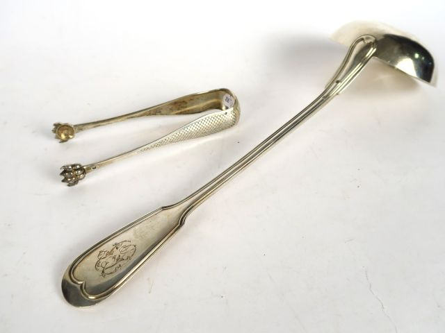 Louche et pince à sucre en argent, poinçon Minerve. Poids : 284 g