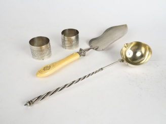 Vente aux enchères Louche à punch (enfoncement) et paire de ronds de serviettes en argent