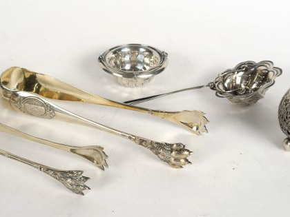 Deux passettes à thé et deux pinces à sucre en argent, poinçon Minerve
