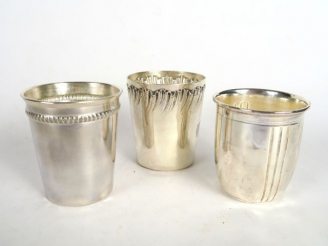 Vente aux enchères Trois différentes timbales en argent, poinçon Minerve. Poids : 190 g