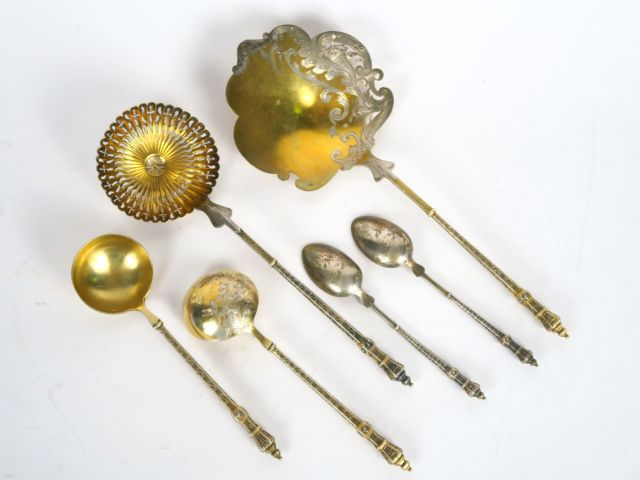 Saupoudreuse, cuillère à glace, deux paires de cuillères, l'ensemble e