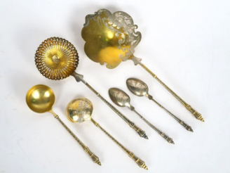 Vente aux enchères Saupoudreuse, cuillère à glace, deux paires de cuillères, l'ensemble e