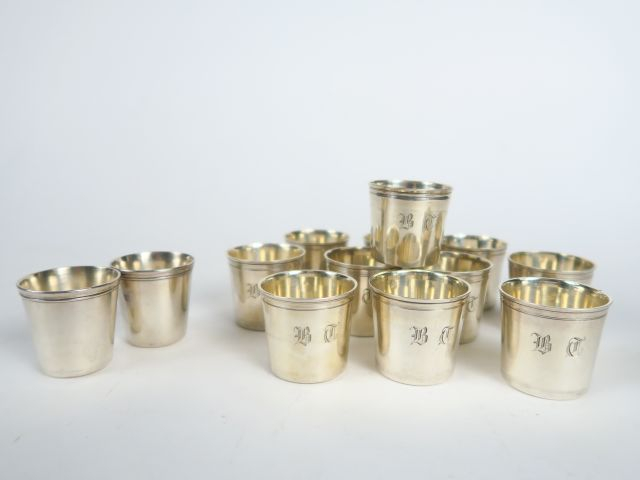 Suite de 11 verres à liqueur en argent, poinçon Minerve. Monogrammés. 