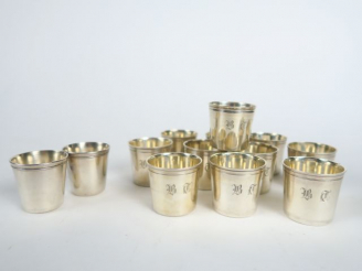 Vente aux enchères Suite de 11 verres à liqueur en argent, poinçon Minerve. Monogrammés. 