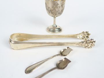 Coquetier, pince à sucre et paire de pelles à sel, l'ensemble en argen
