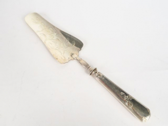 Vente aux enchères Pelle à tarte en argent, manche argent fourré. Poids tel : 119 g