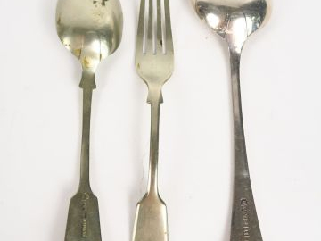 Cuillère à sauce et couvert en argent étranger. Poids : 124 g