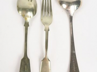 Vente aux enchères Cuillère à sauce et couvert en argent étranger. Poids : 124 g