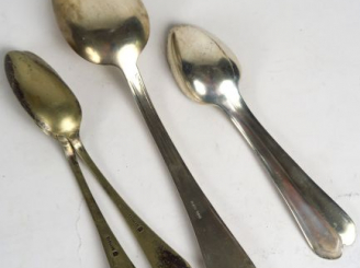 Vente aux enchères 5 différentes cuillères en argent étranger. 149 g