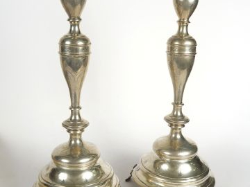 Paire de bougeoirs tripodes en argent, décor ciselé, piètement art Nou