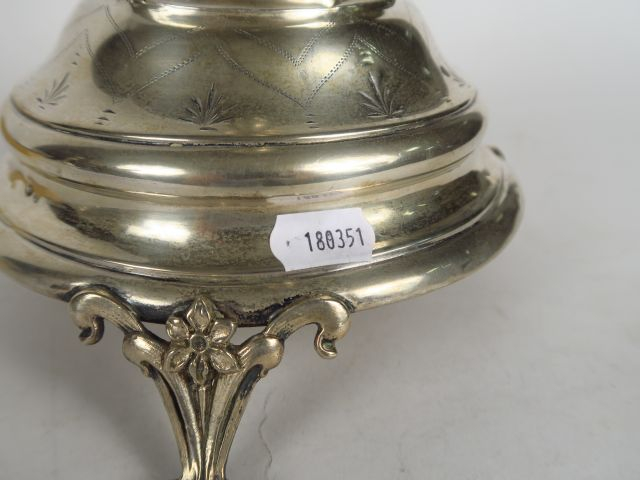 Paire de bougeoirs tripodes en argent, décor ciselé, piètement art Nou